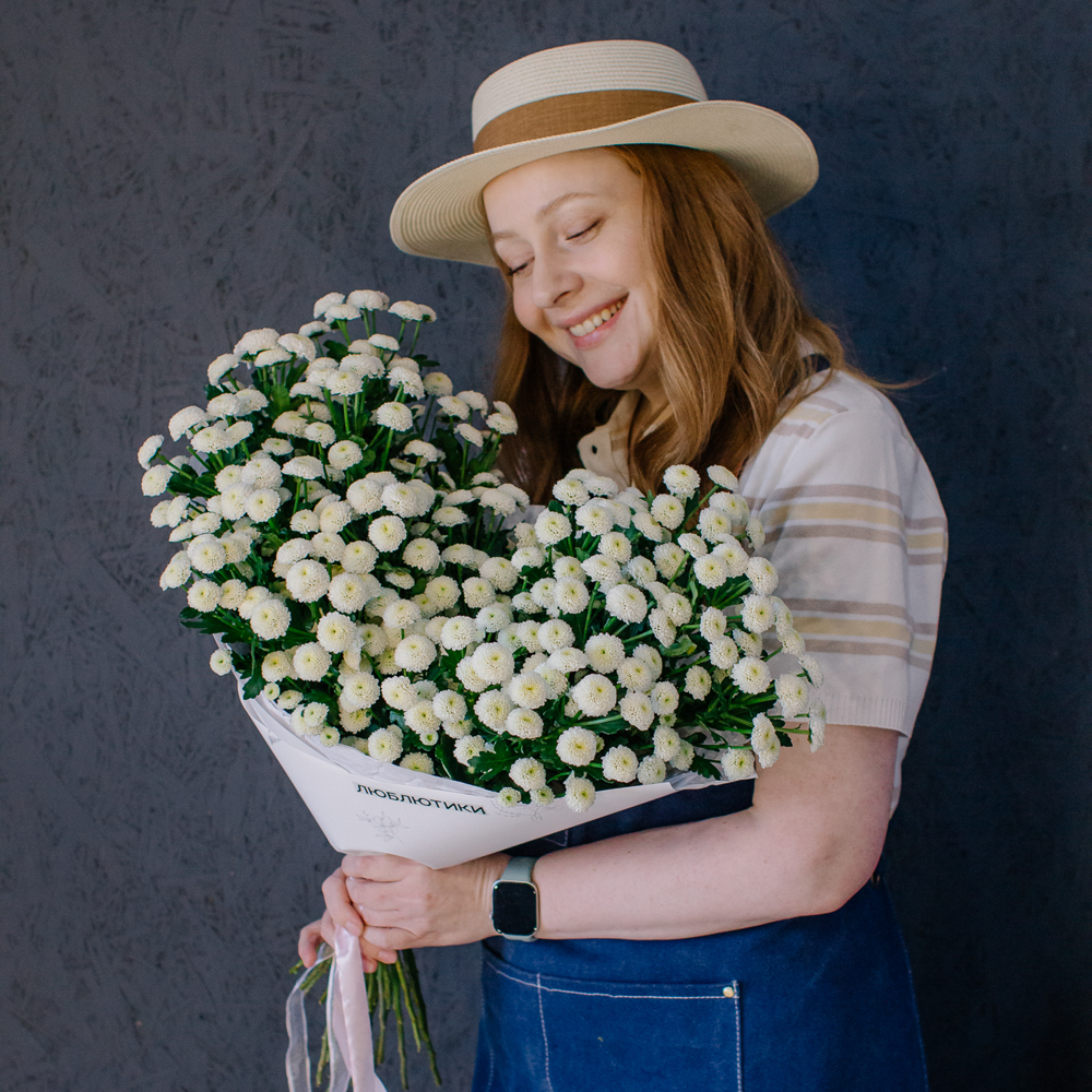 159. Воздушный стойкий моно-букет с хризантемой сантини