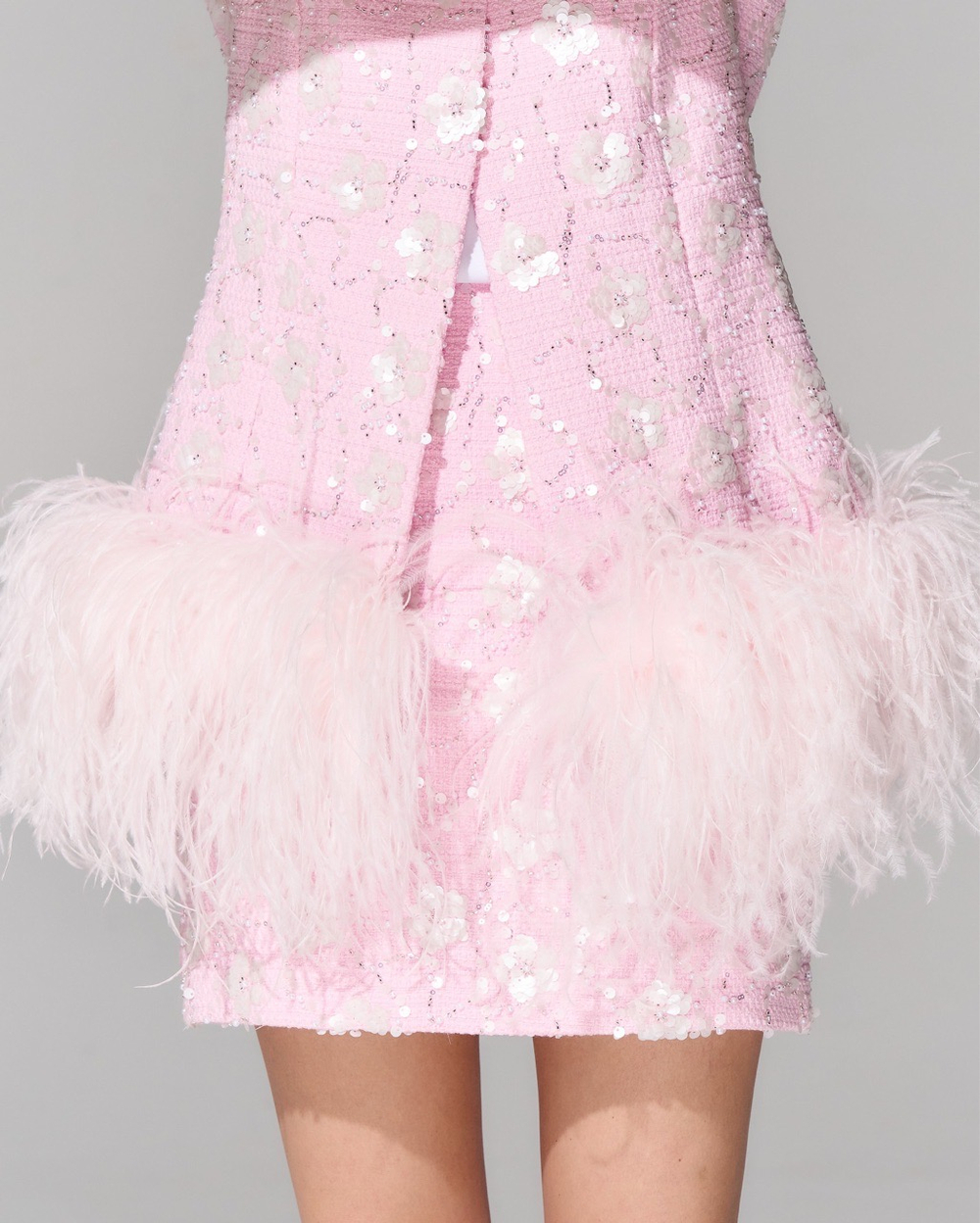 Жилет из премиального твида с отделкой перьями