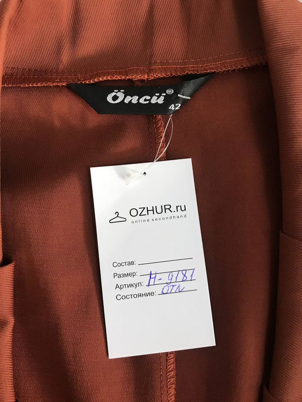 Пиджак с акцентом на талии, визуально на 42 размер