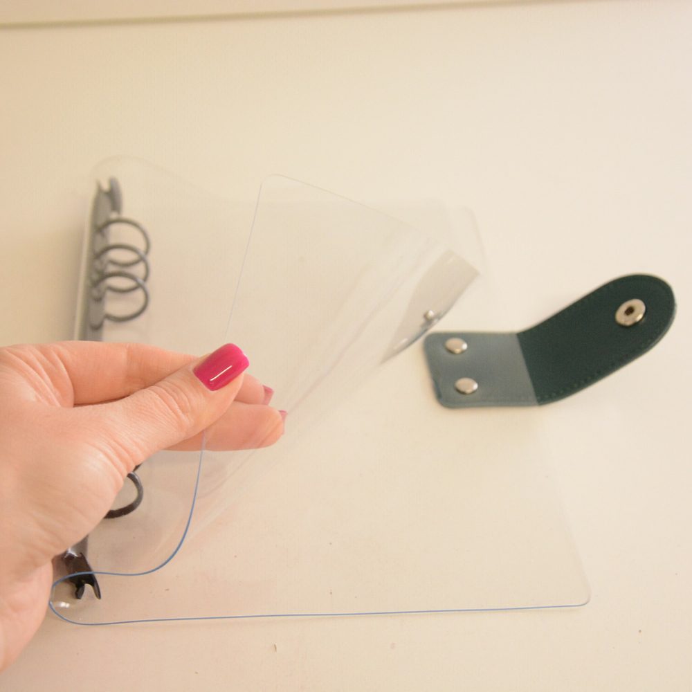 Обложка силиконовая (ПВХ) прозрачная с зеленым хлястиком из кожзама и черным кольцевым механизмом, формат А5-II