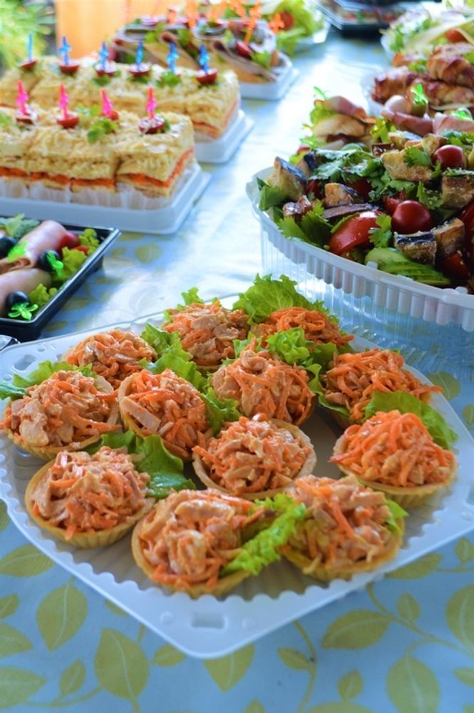 Салатные тарталетки с морковью по-корейски и копченой курицей, ~12шт