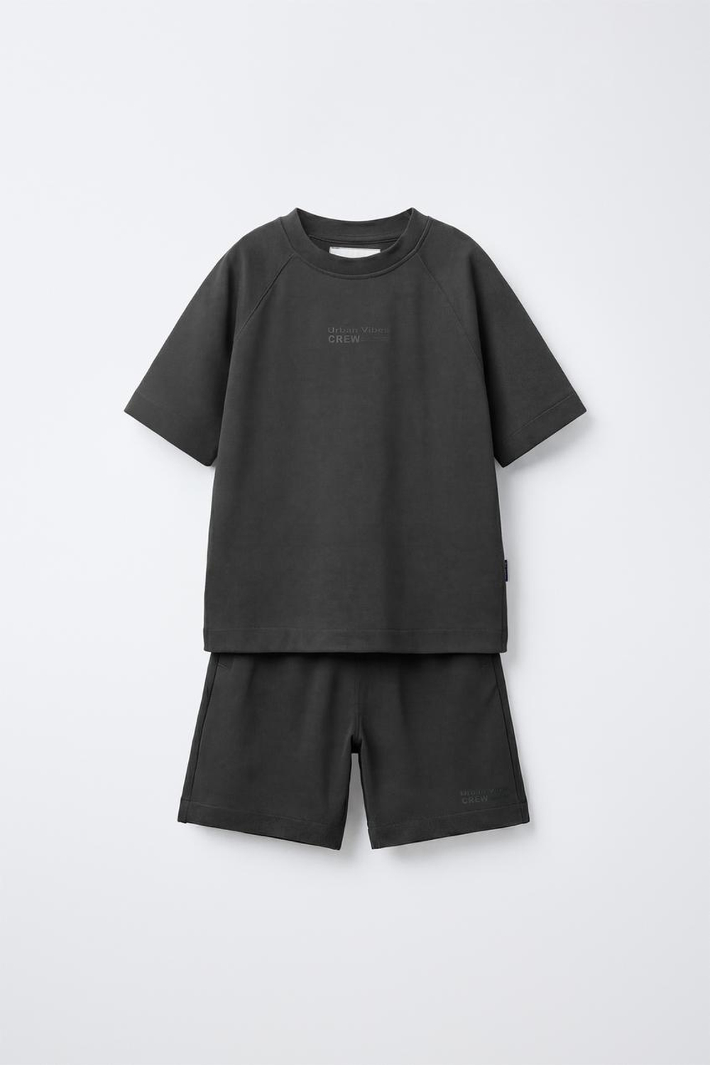 ZARA КОМПЛЕКТ ИЗ ФУТБОЛКИ И ШОРТОВ ИЗ ИНТЕРЛОКА, ТЕМНЫЙ АНТРАЦИТ