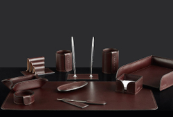 На фото набор на стол руководителя 72417 11 предметов кожа LUX Full Grain цвет "Brown".