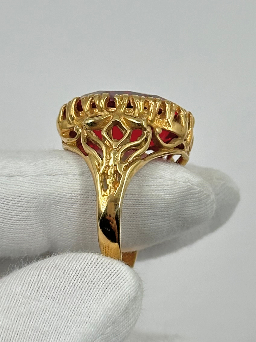 Кольцо с красным кристаллом