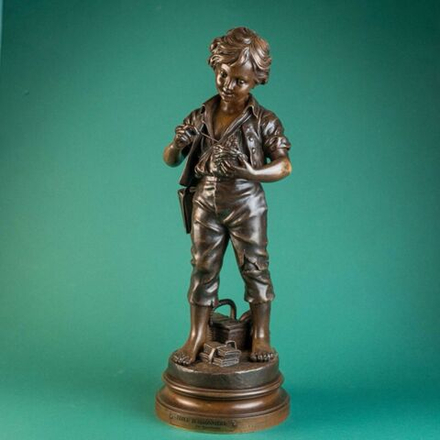 Винтаж: Бронзовая скульптура «Мальчик кормящий птенцов в гнезде»