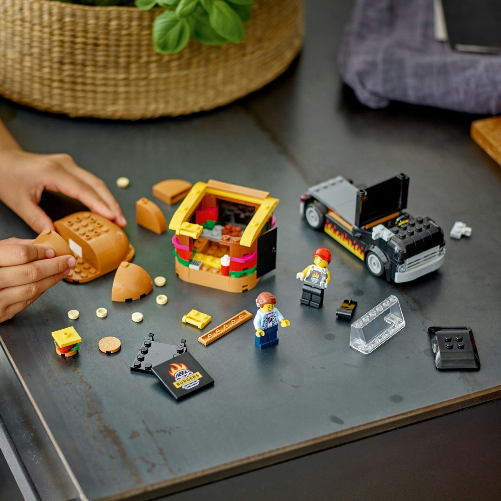 Конструктор LEGO City 60404 Бургерный грузовик — фото 18