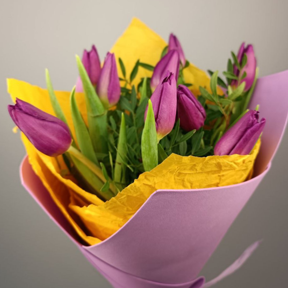 Букет из 9 Тюльпанов с Зеленью