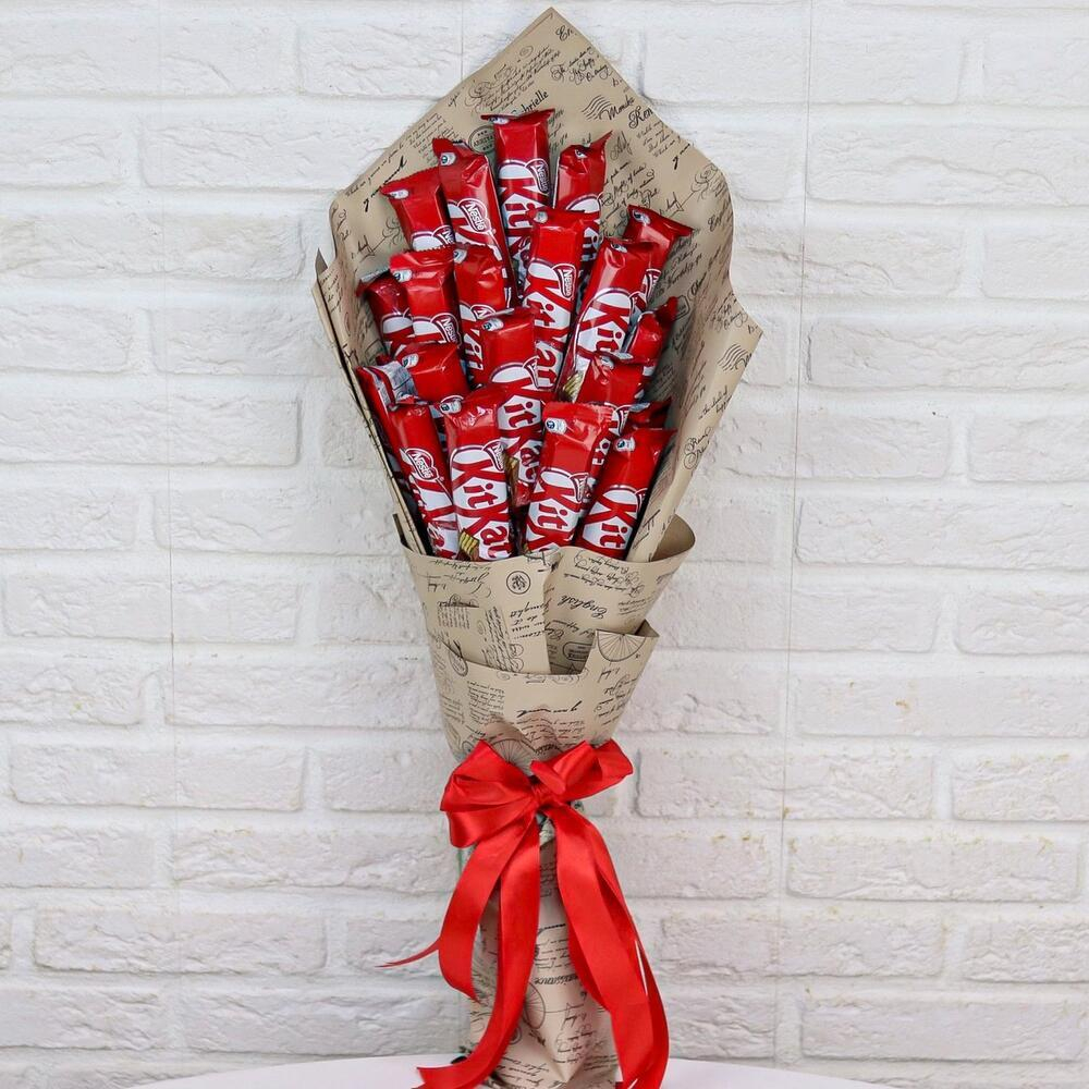 Сладкий шоколадный букет из KitKat 40х20 см