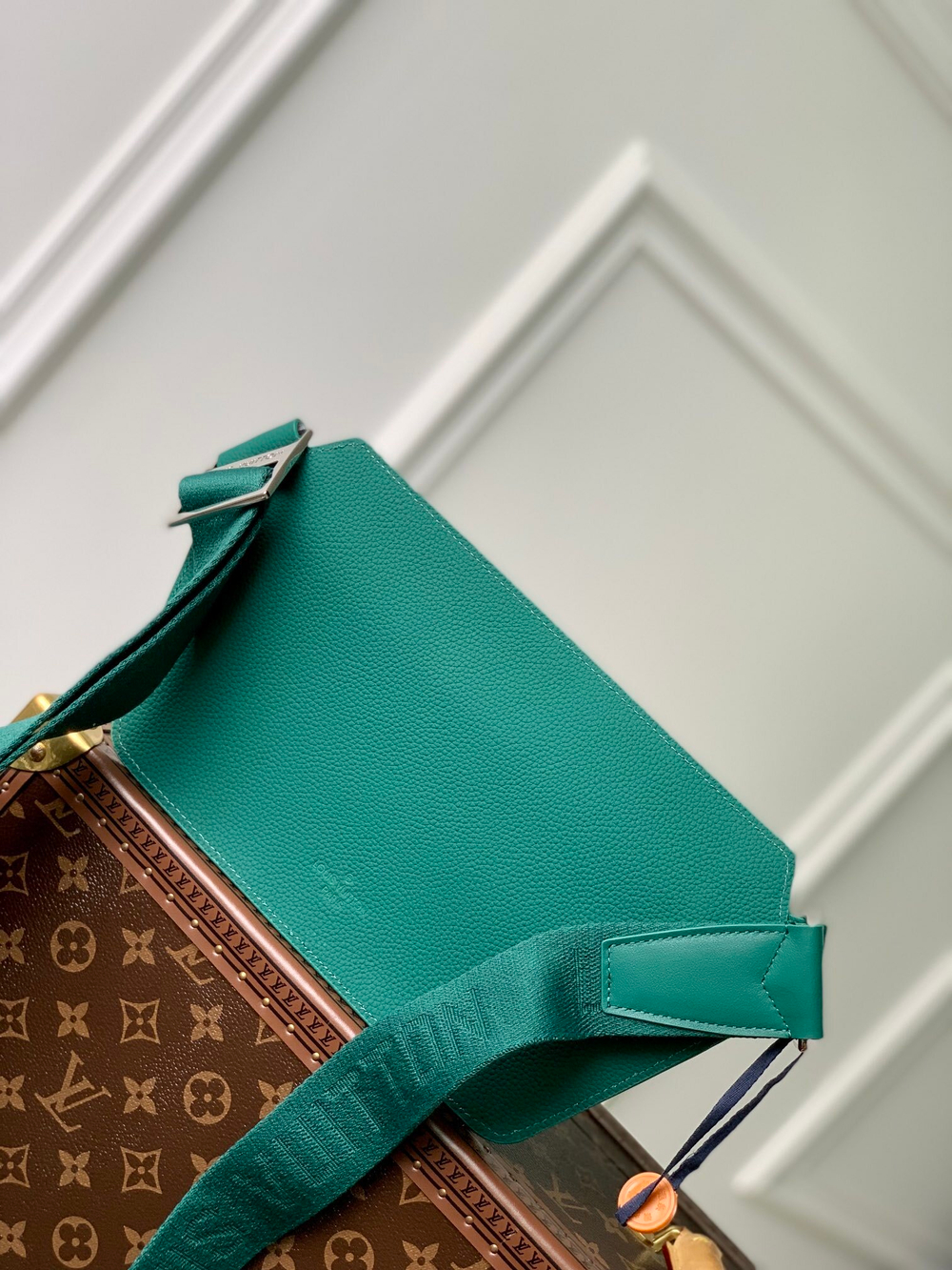 Louis Vuitton Takeoff Slingbag