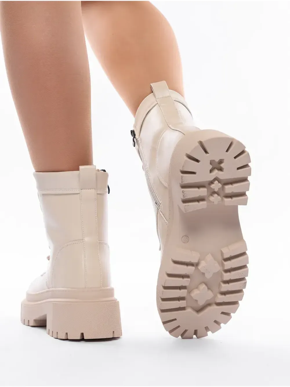 Зимние ботинки на высокой платформе