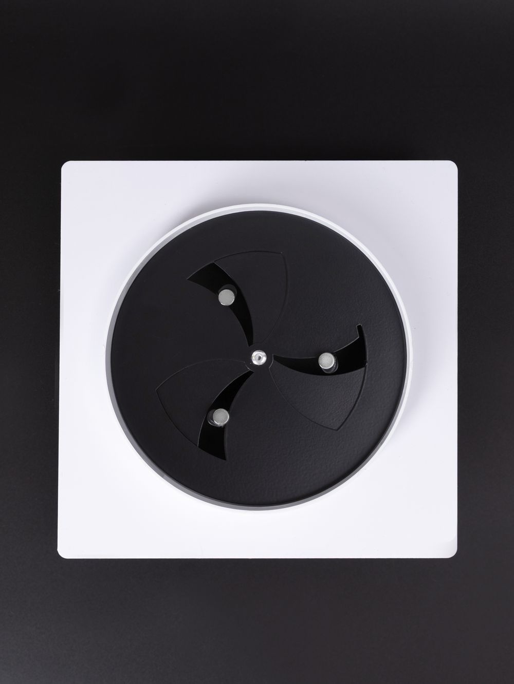 Вентиляционная решетка ДТНК 100*100 Черно-белый