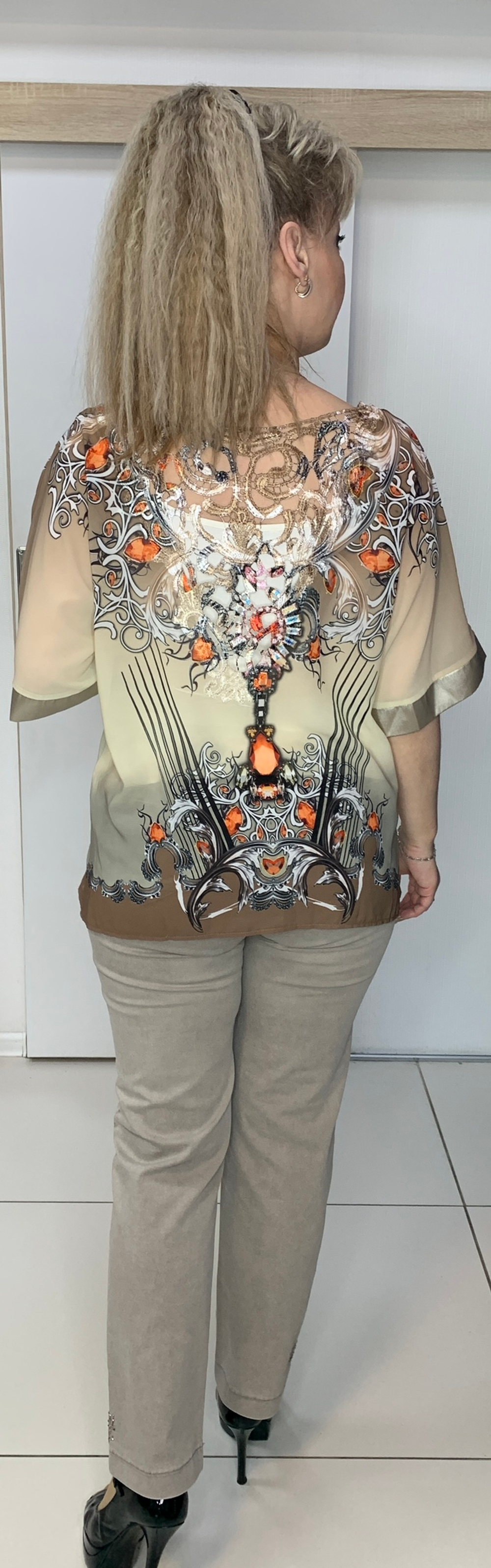 Нарядная цветная двойка с ажурно-стразовым оформлением