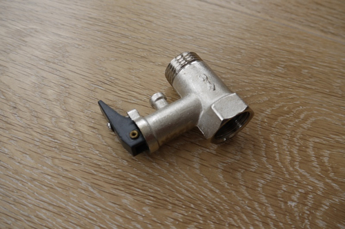 Предохранительный(обратный) клапан.