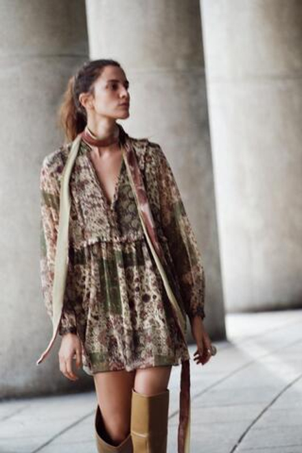 ZARA МИНИ-ПЛАТЬЕ С ПРИНТОМ И ВОЛАНАМИ, РАЗНОЦВЕТНЫЙ