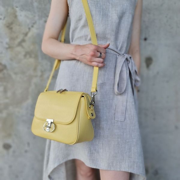 С чем носить сумку через плечо С чем носить сумку через плечо