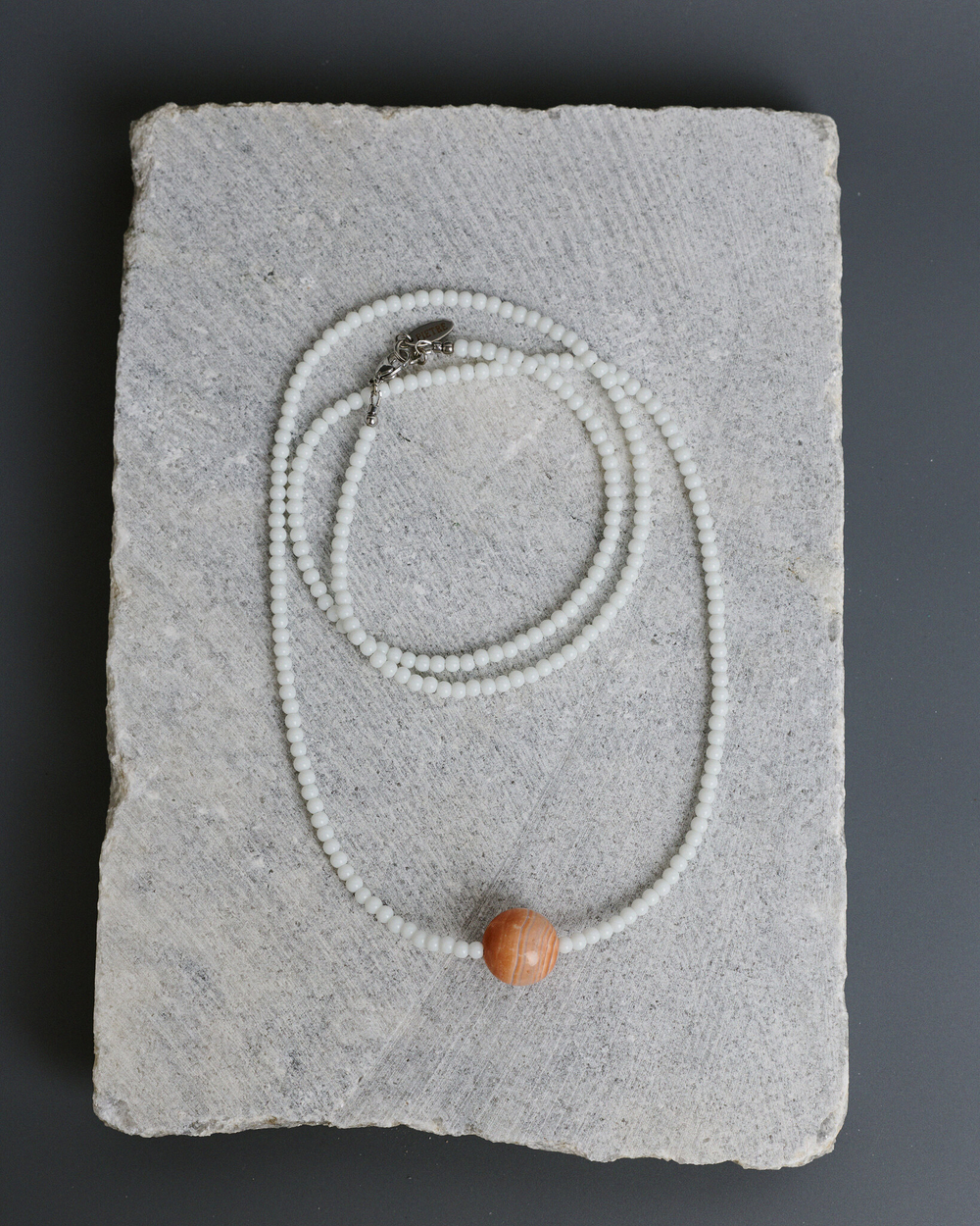 Нить из кахолонга с акцентной бусиной из розового агата