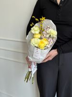 Кулек сборный из кустовых пионовидных роз, диантусов и веток форзиции