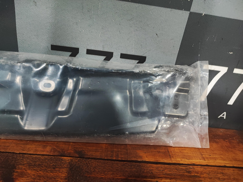 Усилитель заднего бампера Toyota Fortuner 2 Новый Оригинал 523460k020