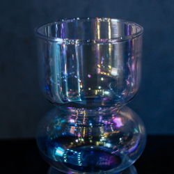 7. Прозрачная стеклянная ваза необычной формы