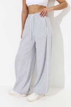 Широкие джоггеры без начеса с кантом цвета серый меланж