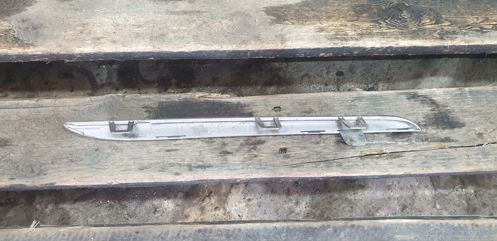 Молдинг решетки радиатора Mercedes C-Class W205 14-18 Б/У Оригинал A2058880173