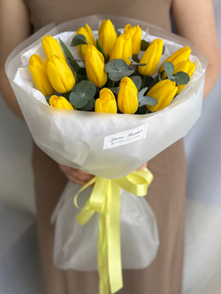 Яркие желтые тюльпаны премиум сорта и зелень эвкалипта в воздушном оформлении от Флора Маркет