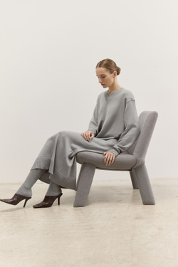 Платье трикотажное с V-образным вырезом