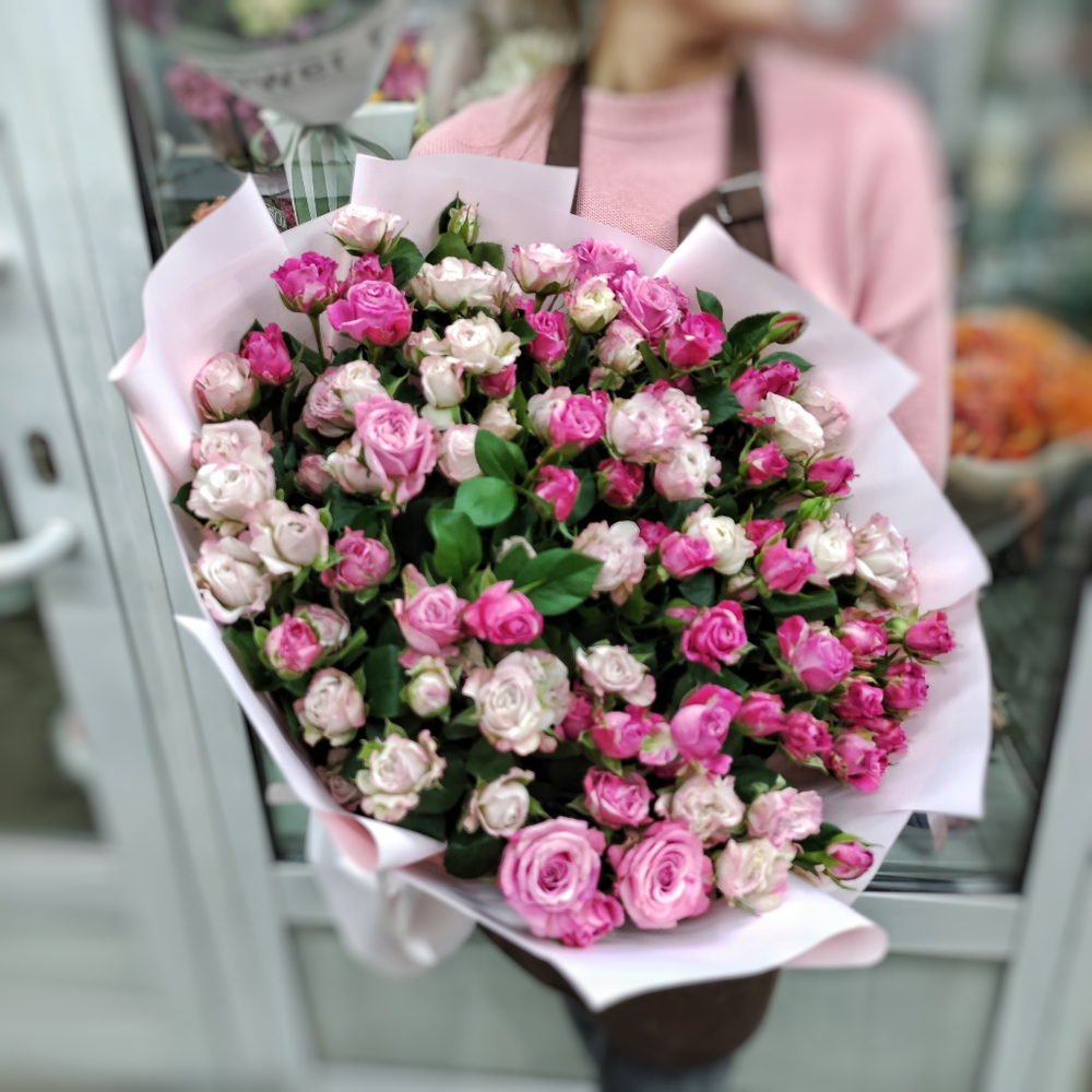 Букет из 19 кустовых пионовидных роз сортов "Lady Bombastic" и "Angel Bombastic"