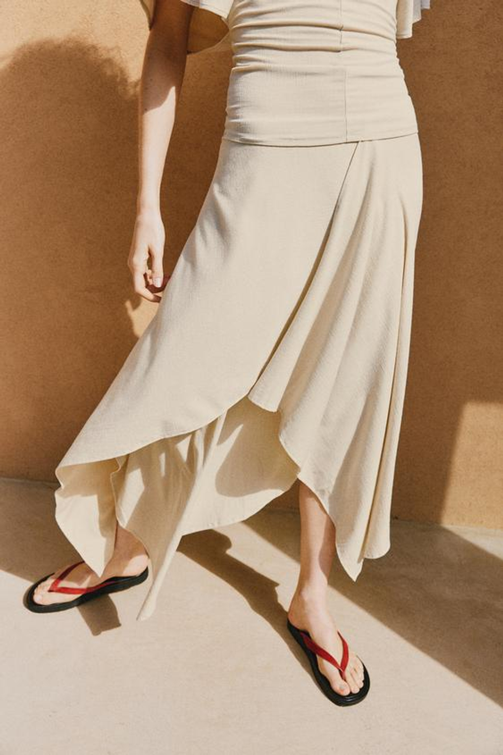 ZARA СТРУЯЩАЯСЯ ЮБКА АСИММЕТРИЧНОГО КРОЯ, ЭКРЮ