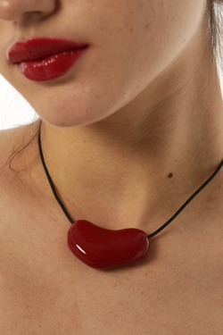 подвеска на шнурке красный камень