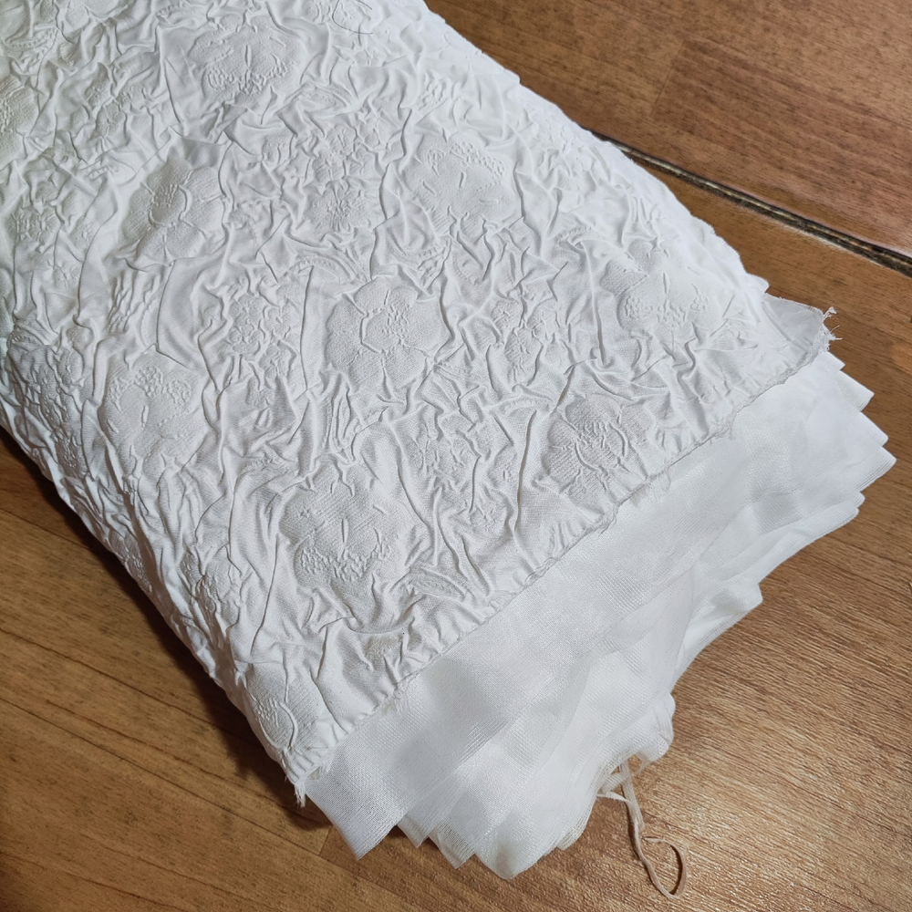 БЕЛЫЙ - Тиснёная хлопковая ткань (маленькие пятнышки местами, отстирываются!)