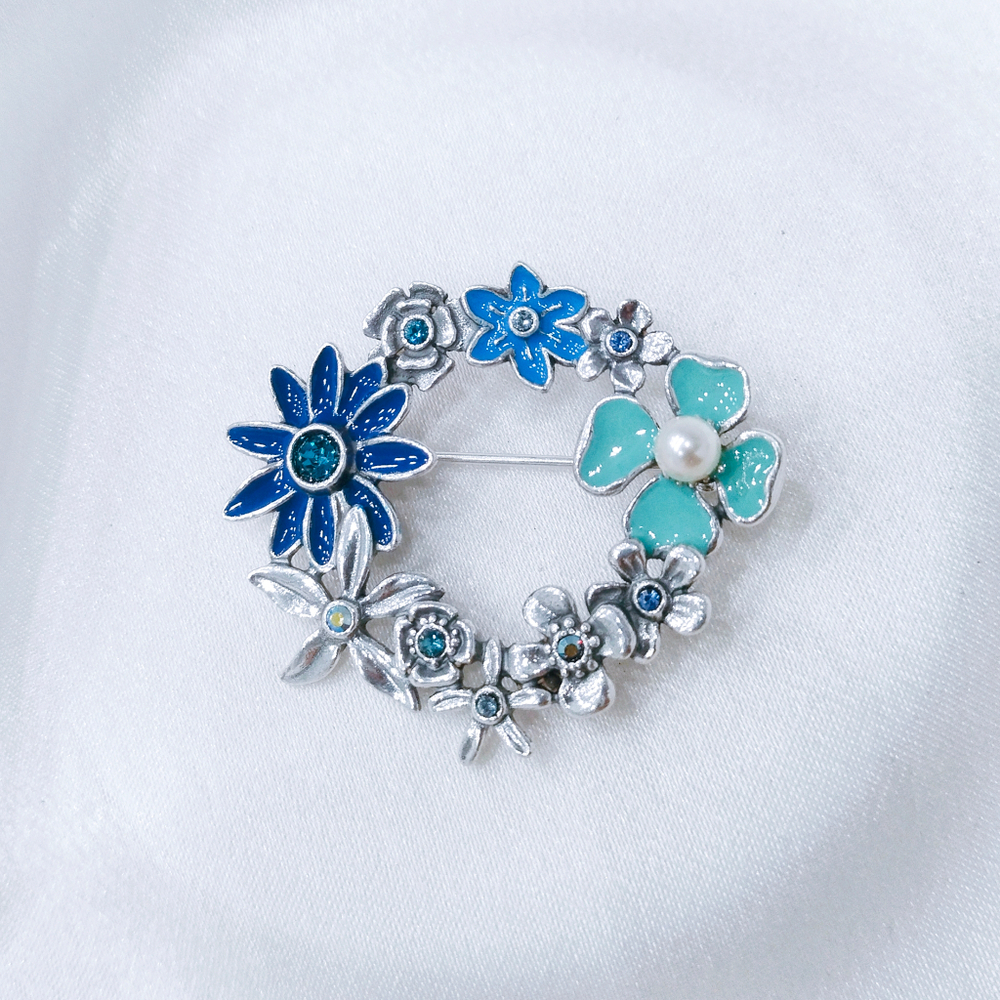 "Форбеза" брошь в серебряном покрытии из коллекции "Орхидея" от Jenavi с замком булавка