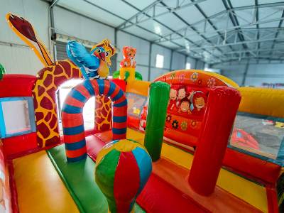 Коммерческий надувной батут «Сафари-экскурсия 2» 4x3.5x2,5 м