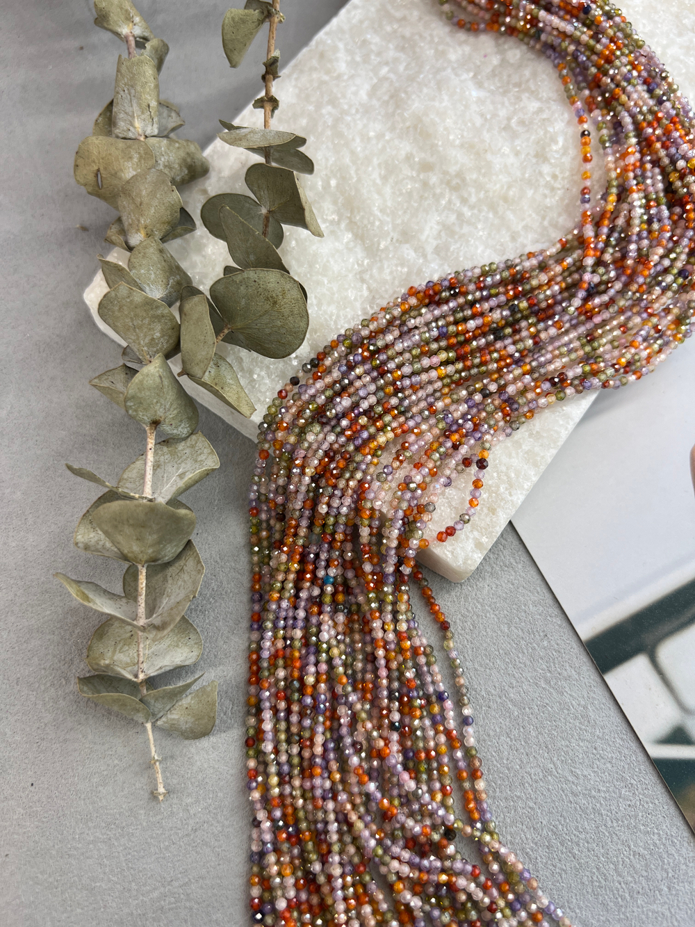 Бусины циркона (фианиты) 2 мм, нить 37 см, микс