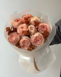 Букет из 9 пионовидных роз Принцесс Краун с эвкалиптом