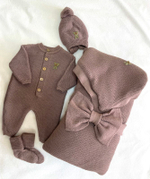 Вязаный комплект на выписку 5 предмета "Happy Kids" (одеяло, бант, комбинезон, шапочка, пинетки) (Цвет: Фиолетовый)