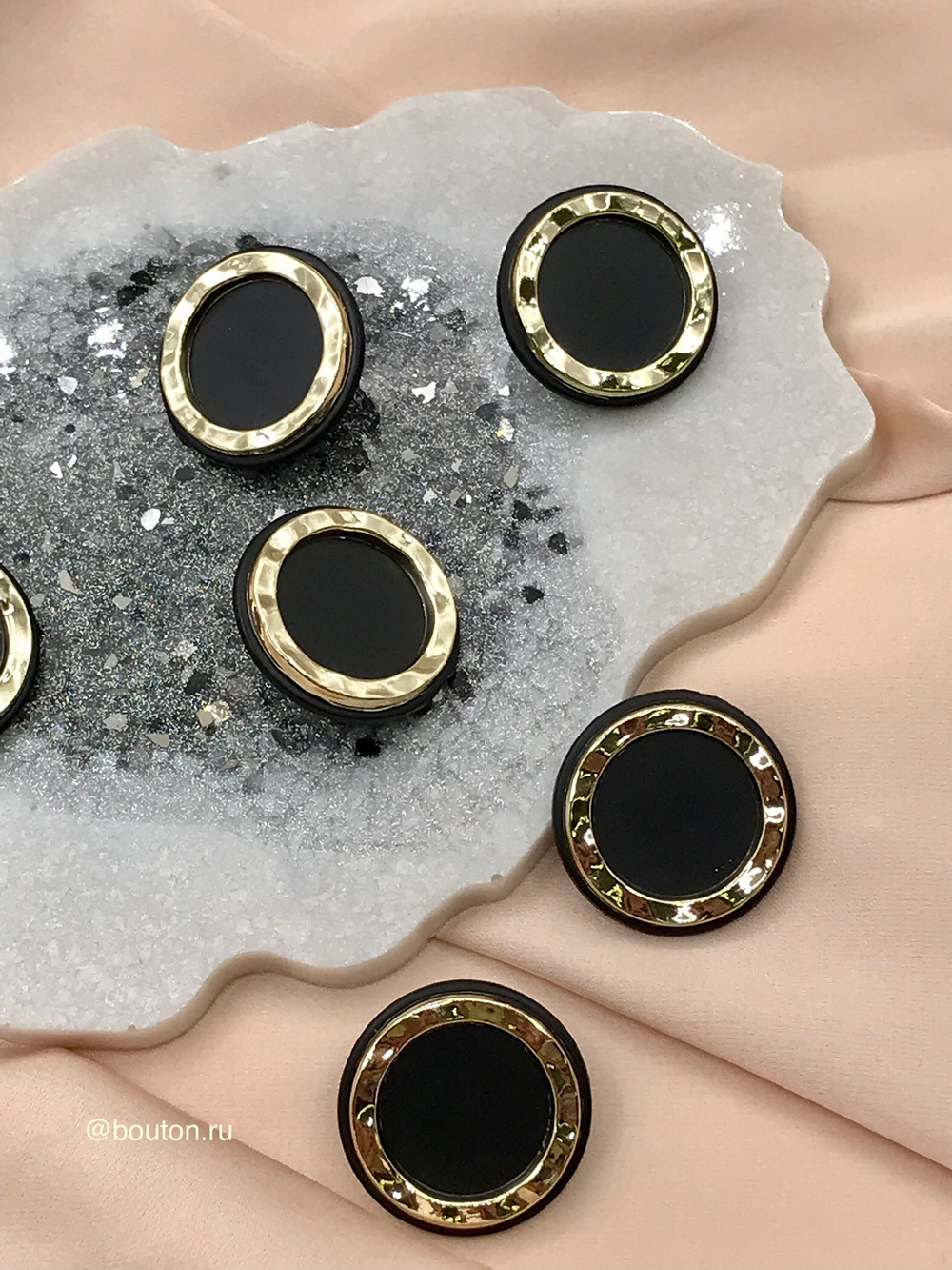 Шляпка под установочные кнопки черная с золотом 23 мм
