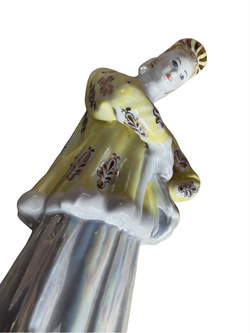 Фарфоровая статуэтка "Лебёдушка" в желтой шубке (Дулево)