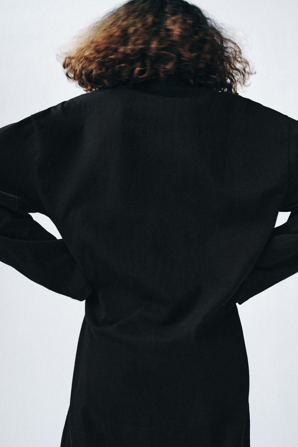 ZARA ДЛИННОЕ ХЛОПКОВОЕ ПЛАТЬЕ, ЧЕРНЫЙ