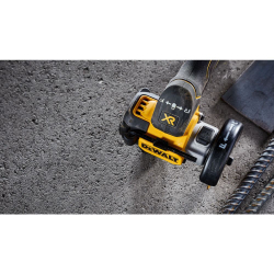 Аккумуляторная дисковая пила DeWalt DCS438N