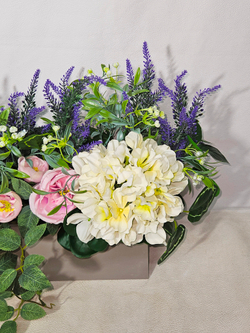 Композиция Мэри из цветов в длинном светлом кашпо