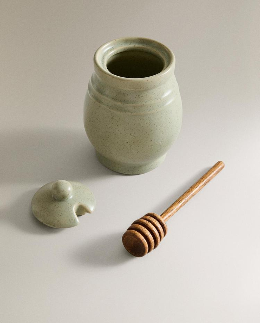 ZARA HOME КЕРАМИЧЕСКИЙ ГОРШОЧЕК ДЛЯ МЕДА С ЛОЖКОЙ, ЗЕЛЕНЫЙ