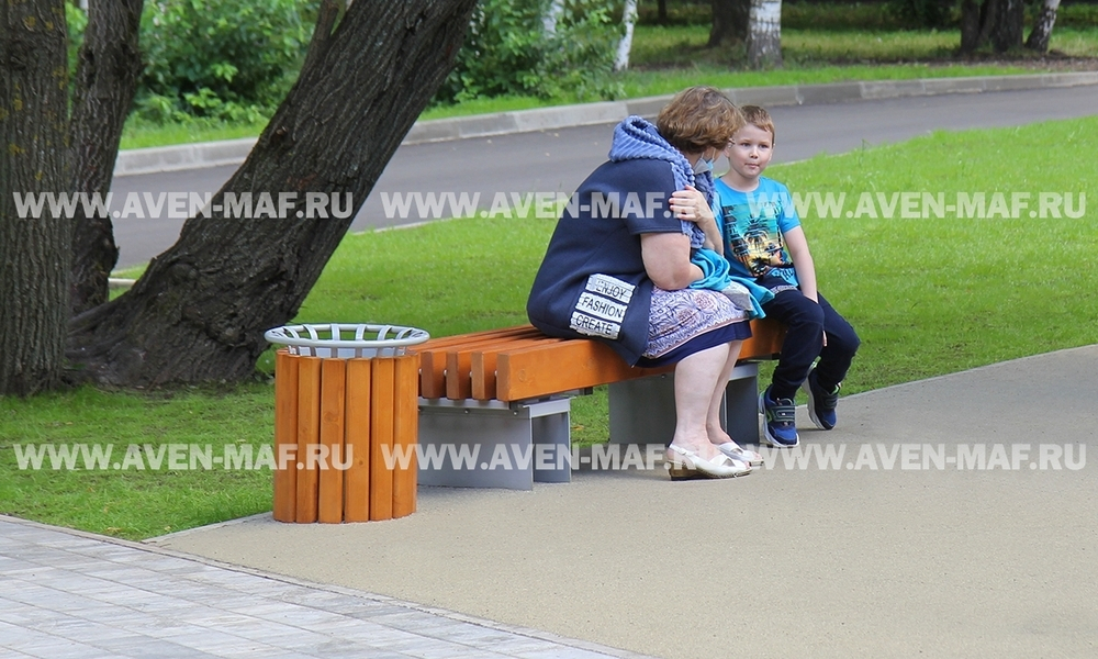 Скамейка на металлическом каркасе