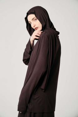 Лонгслив с капюшоном коричневый