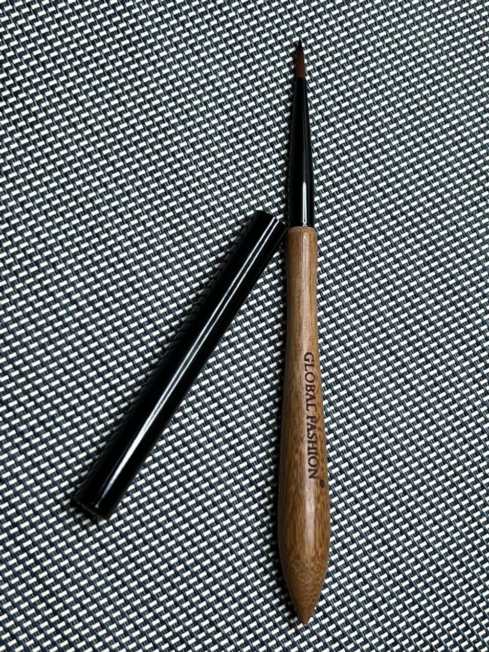 Кисть с деревянной ручкой