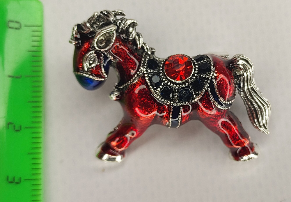 Брошка "Огненная Лошадка", стразы, бижутерный сплав, новогодняя