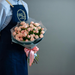 Букет пионовидных кустовых роз