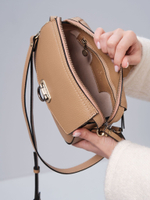 Сумка кожаная через плечо нюдовая