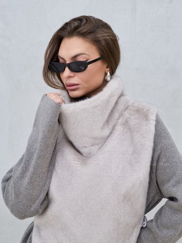 Серая манишка из эко-меха с завязками