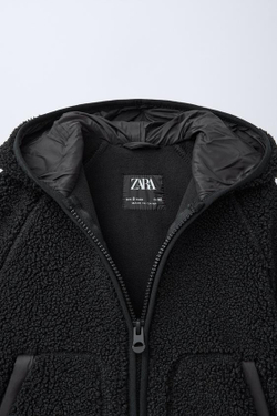 ZARA КУРТКА ИЗ ИСКУССТВЕННОЙ ОВЧИНЫ С КАПЮШОНОМ, ЧЕРНЫЙ